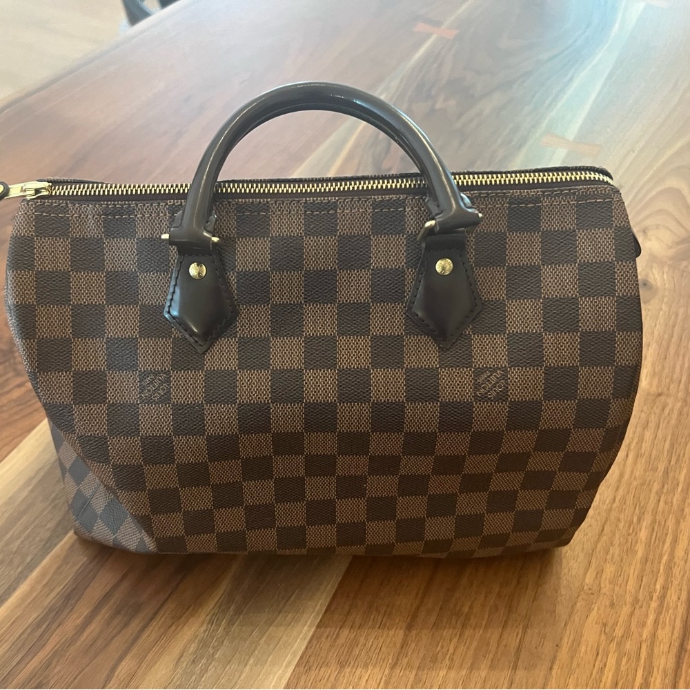 Louis Vuitton Speedy 30. Good condition. Inside is red.